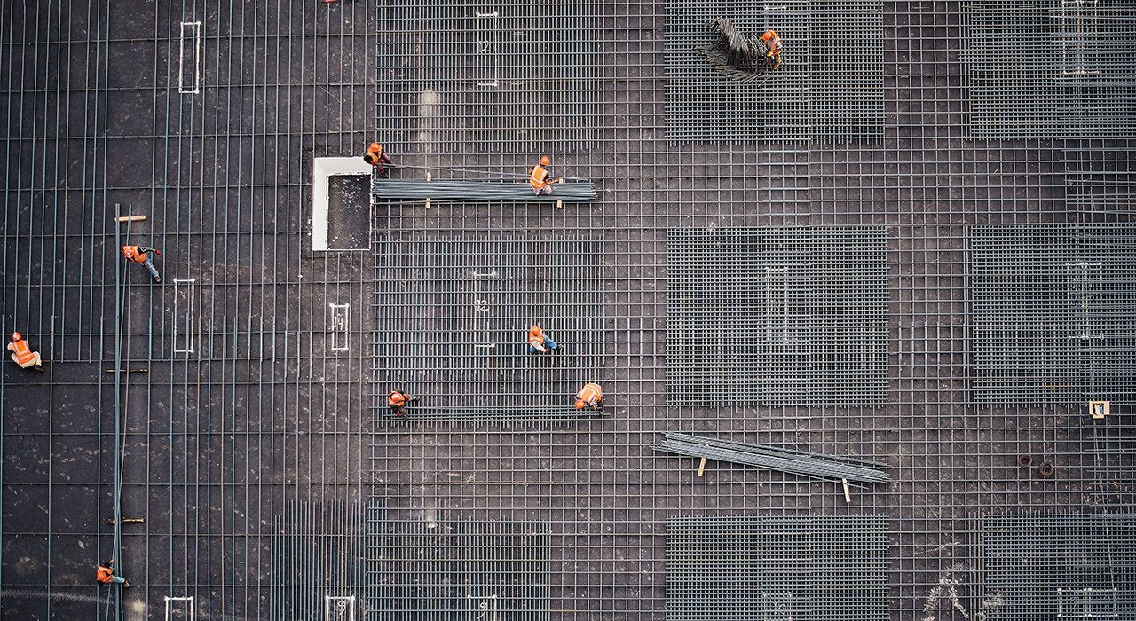 鉄筋を組む作業員たち