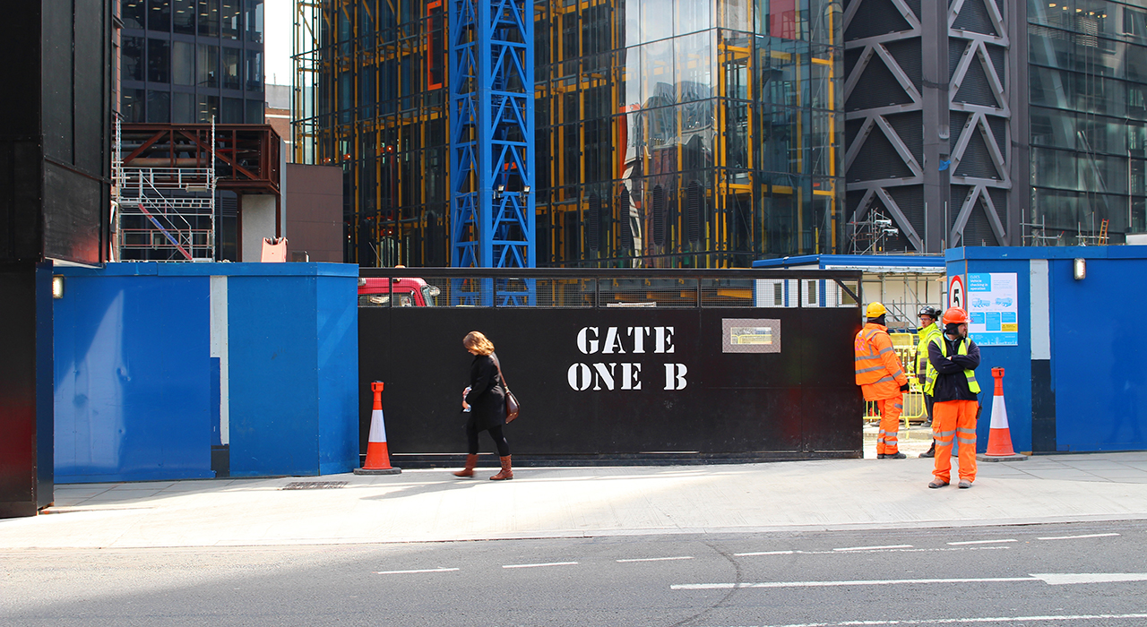 現場出入口に立つ作業員たち